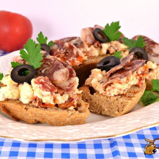 Рецепт бутерброды с брынзой, вялеными помидорами и сыровяленой колбасой