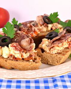 Бутерброды с брынзой, вялеными помидорами и сыровяленой колбасой