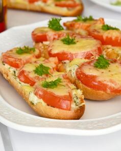 Бутерброды с помидорами и сыром в духовке