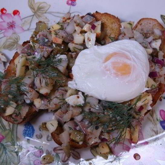 Рецепт бутерброды с сельдью, яблоком и яйцом пашот