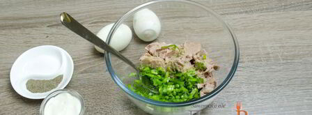 бутерброды с тунцом, яйцом и зеленым луком. Шаг 2