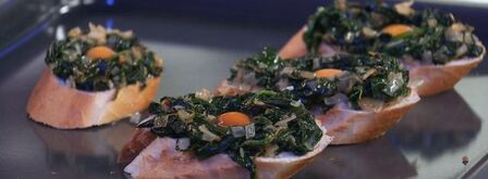 бутерброды со шпинатом и перепелиным яйцом. Шаг 3