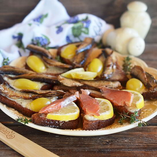 Рецепт бутерброды со шпротами и копченой семгой