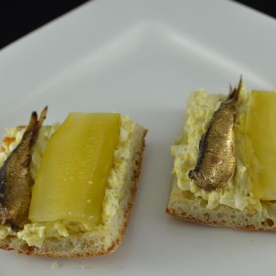 Рецепт бутерброды со шпротами и яйцом