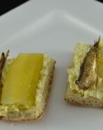 Бутерброды со шпротами и яйцом