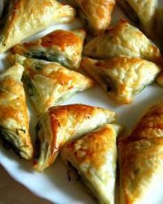 Бутерброды-треугольники с сыром фета и шпинатом