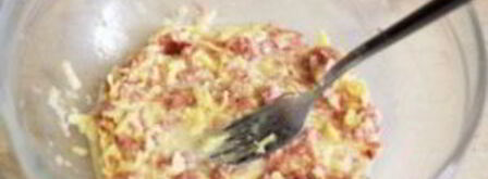 горячие бутерброды с колбасой и сыром. Шаг 2