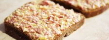 горячие бутерброды с колбасой и сыром. Шаг 3