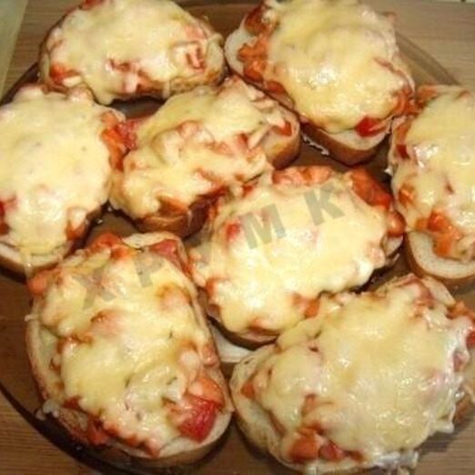 Горячие бутерброды с колбасой, сыром и помидорами в духовке