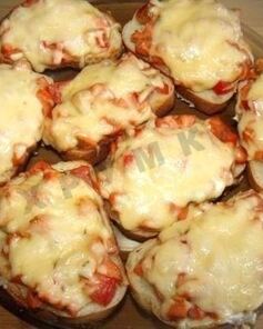 Горячие бутерброды с колбасой, сыром и помидорами в духовке