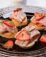 Горячие бутерброды с тунцом и помидорами