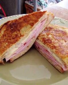 Горячие бутерброды с ветчиной и сыром, обжаренные в яйце