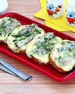Горячие бутерброды со шпротами и сыром