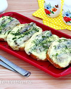 Горячие бутерброды со шпротами и сыром