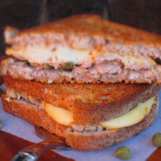 Рецепт горячий бутерброд с тунцом и копченым сыром