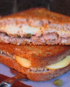 Горячий бутерброд с тунцом и копченым сыром