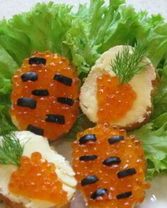Маленькие бутерброды с икрой