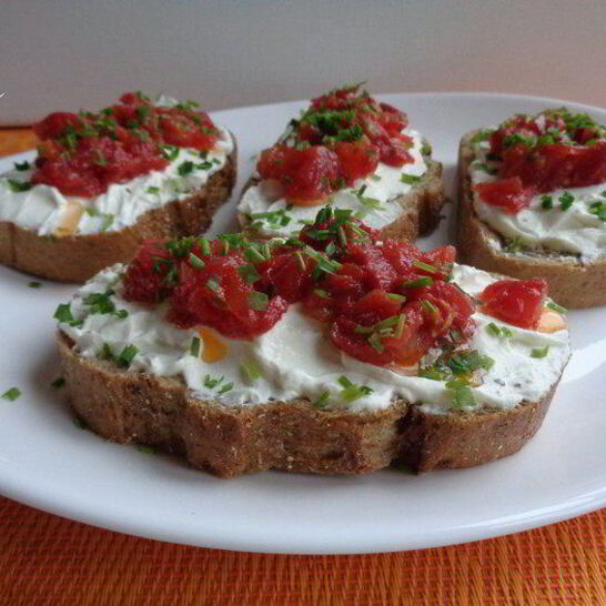 Рецепт открытые бутерброды с творогом и сушеными томатами