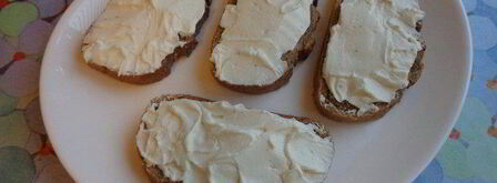 открытые бутерброды с творогом и сушеными томатами. Шаг 3