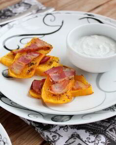 Горячая закуска из тыквы с беконом и соусом блю чиз