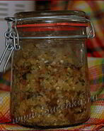 Икра баклажанная с соусом песто