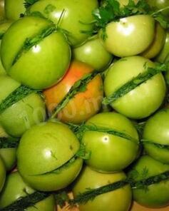 Квашеные зеленые помидоры с чесноком на зиму