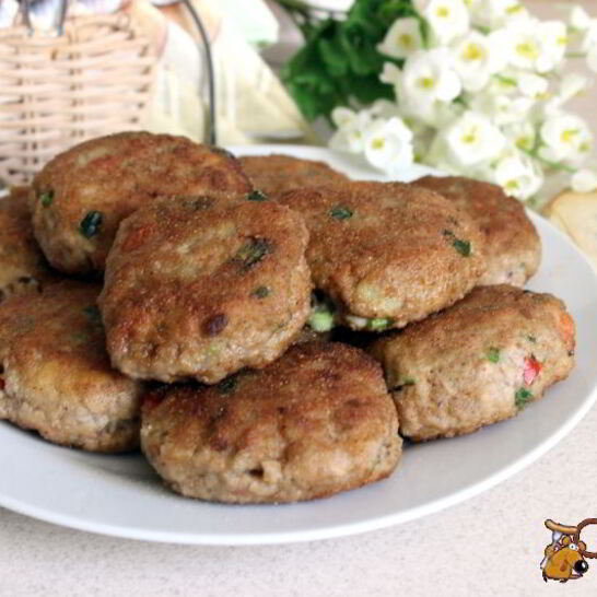Рецепт мясные биточки с баклажанами, паприкой и зеленым луком