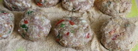 мясные биточки с баклажанами, паприкой и зеленым луком. Шаг 5