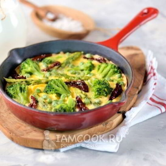 Рецепт фриттата с брокколи, спаржей и вялеными томатами