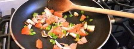 омлет на сковороде. Шаг 2