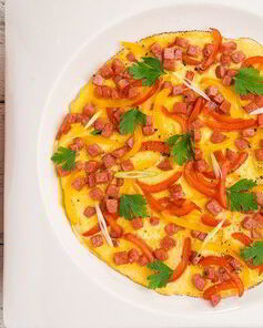 Омлет с колбасой и сладким перцем