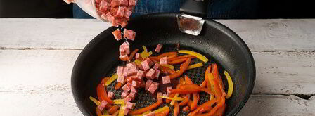 омлет с колбасой и сладким перцем. Шаг 2