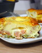 Омлет с копченым мясом и зеленым горошком