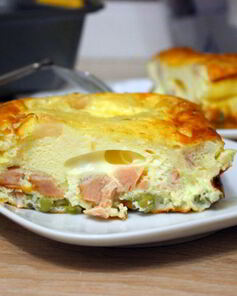 Омлет с копченым мясом и зеленым горошком