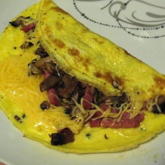 Рецепт омлет с лисичками и колбасой