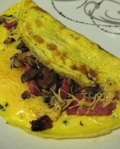 Омлет с лисичками и колбасой