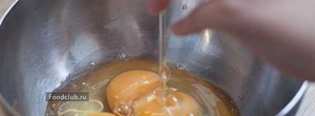 омлет с молоком на сковороде. Шаг 2