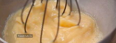 омлет с молоком на сковороде. Шаг 4