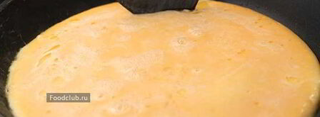 омлет с молоком на сковороде. Шаг 8