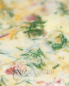 Омлет с помидорами, луком и укропом