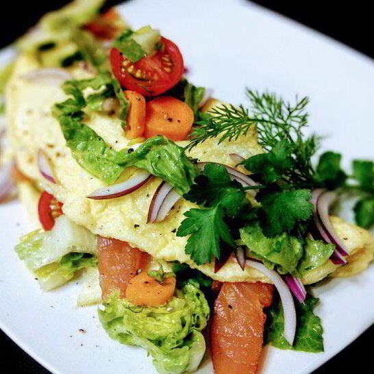 Рецепт омлет с салатом и копченым лососем