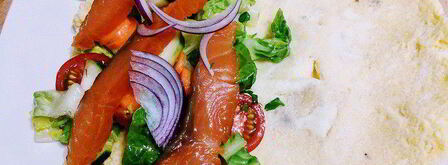 омлет с салатом и копченым лососем. Шаг 3