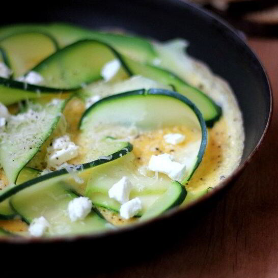 Рецепт омлет с цукини, зеленым луком и брынзой