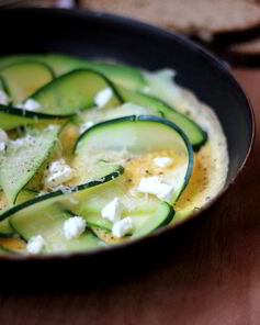 Омлет с цукини, зеленым луком и брынзой