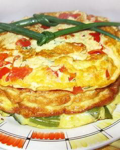 Омлет с тунцом и помидорами