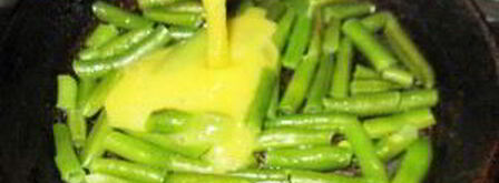 омлет с тунцом и помидорами. Шаг 2