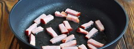 омлет с ветчиной и сыром на сковороде. Шаг 5