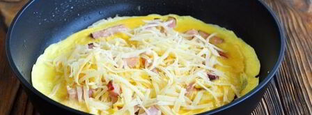 омлет с ветчиной и сыром на сковороде. Шаг 7