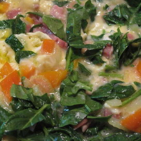 Рецепт омлет со шпинатом, окороком и овощами
