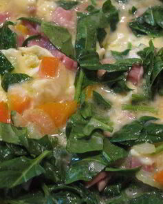 Омлет со шпинатом, окороком и овощами